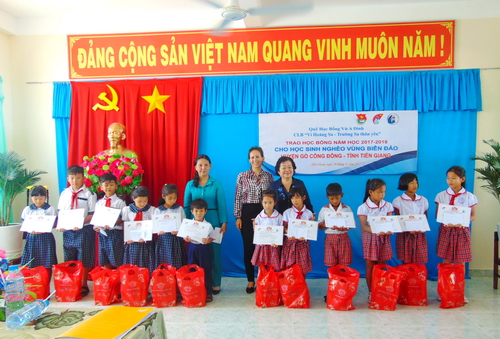 Đồng chí Trương Mỹ Hoa trao học bổng cho các em học sinh